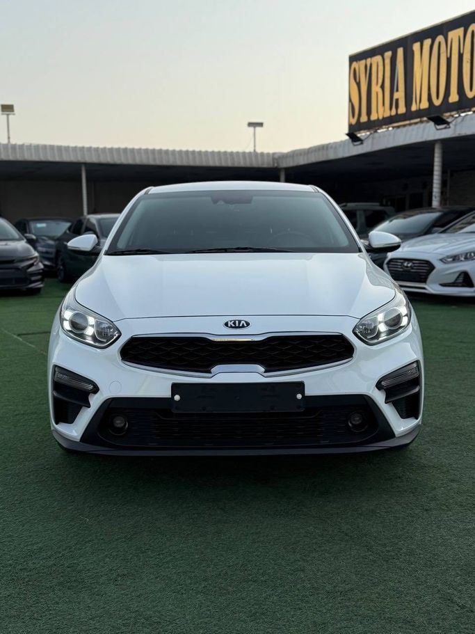 Подержанный Kia K3 II, 1.6 л, 2020 в Аджмане от Syria Motors Белый цвет.  | AUTO.AE