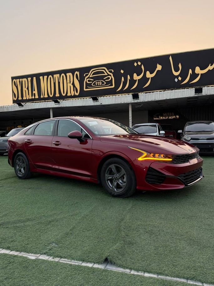 Подержанный Kia K5 III, 1.6 л, 2021 в Аджмане от Syria Motors Красный цвет. Американская | AUTO.AE