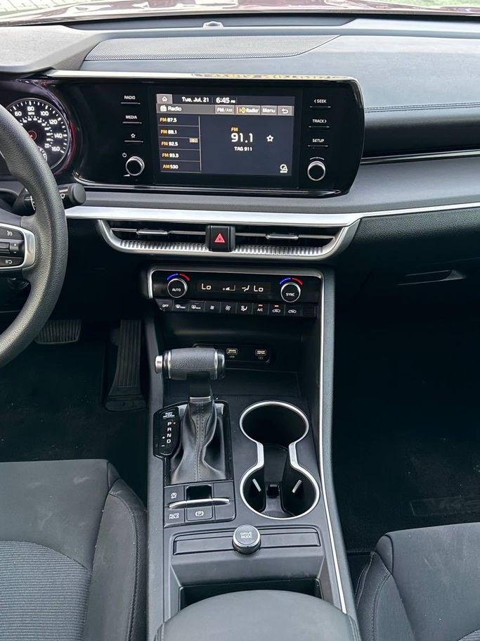 Подержанный Kia K5 III, 1.6 л, 2021 в Аджмане от Syria Motors Красный цвет. Американская | AUTO.AE