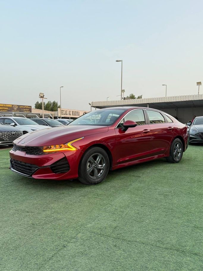 Подержанный Kia K5 III, 1.6 л, 2021 в Аджмане от Syria Motors Красный цвет. Американская | AUTO.AE