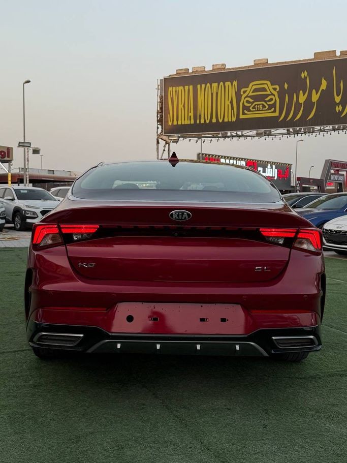 Подержанный Kia K5 III, 1.6 л, 2021 в Аджмане от Syria Motors Красный цвет. Американская | AUTO.AE