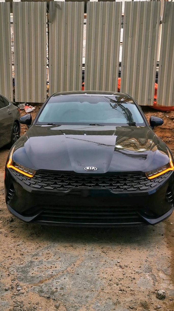 Подержанный Kia K5 III, 1.6 л, 2021 в Аджмане Черный цвет. Американская | AUTO.AE