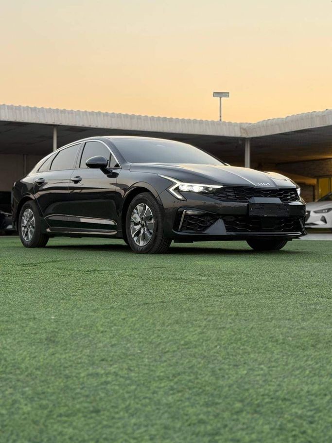 Подержанный Kia K5 III Рестайлинг, 2.0 л, 2025 в Аджмане от Syria Motors Серый цвет. Корейская | AUTO.AE