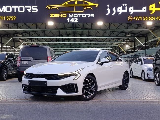 Подержанный Kia K5 III Рестайлинг, 2.0 л, 2024 в Аджмане от Zeno Motors Fze Белый цвет. Корейская | AUTO.AE