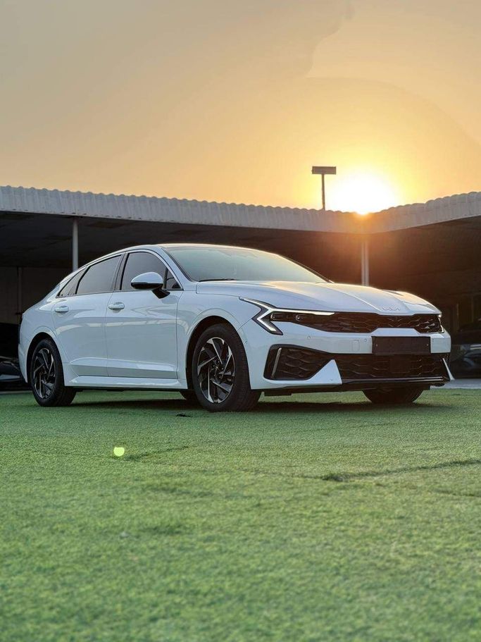 Подержанный Kia K5 III Рестайлинг, 2.0 л, 2024 в Аджмане от Syria Motors Белый цвет. Корейская | AUTO.AE