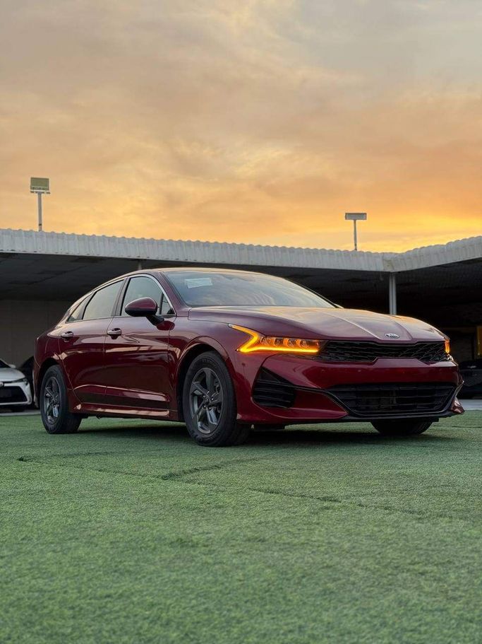 Подержанный Kia K5 III, 1.6 л, 2021 в Аджмане от Syria Motors Красный цвет. Американская | AUTO.AE