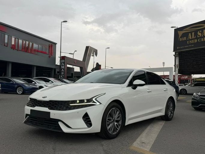 Подержанный Kia K5 III, 2.0 л, 2020 в Аджмане от DAR AL SAFWA USED CARS Белый цвет. Корейская | AUTO.AE