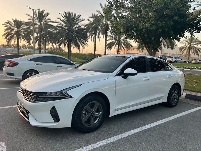 مستعملة Kia K5 ثالثاً, 2.0 l, 2021 في في عجمان من Al Asalah Used cars ، اللون أبيض. مواصفات الخليج | AUTO.AE | إعلان #261026