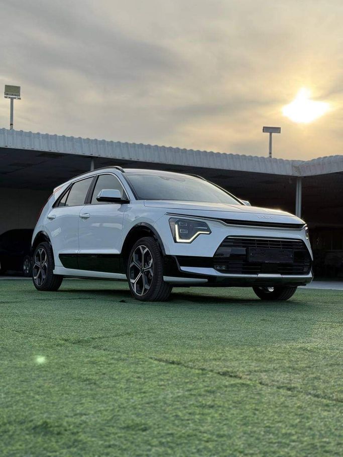 Подержанный Kia Niro II, 1.6 л, 2024 в Аджмане от Syria Motors Белый цвет. Корейская | AUTO.AE