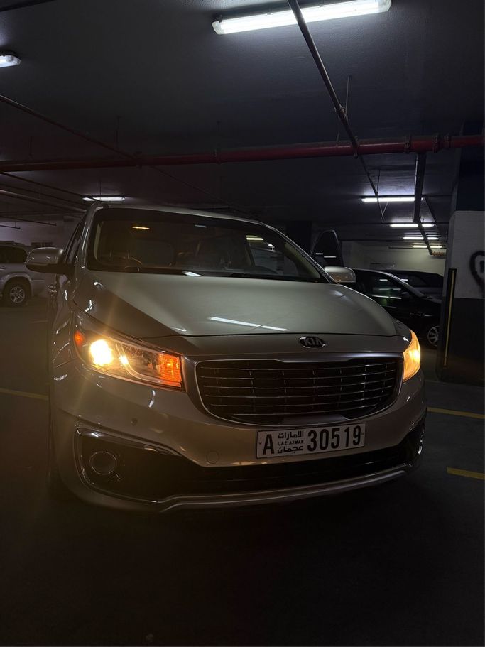 Used Kia Sedona III, 3.3 l, 2017 in Ajman, Golden color. American Specs | AUTO.AE
