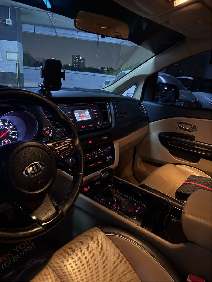 Used Kia Sedona III, 3.3 l, 2017 in Ajman, Golden color. American Specs | AUTO.AE