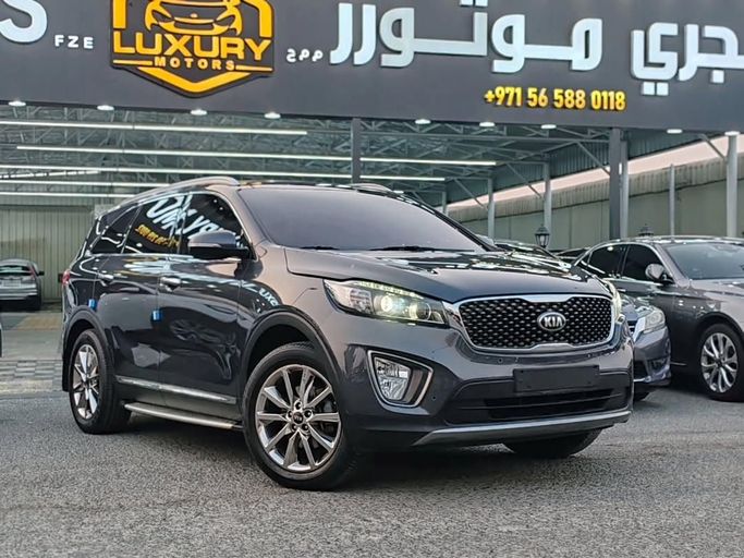 مستعملة Kia Sorento ثالثًا رئيس الوزراء, 2.4 l, 2015 في في عجمان من Luxury Motors، اللون رمادي. المواصفات الكورية | AUTO.AE