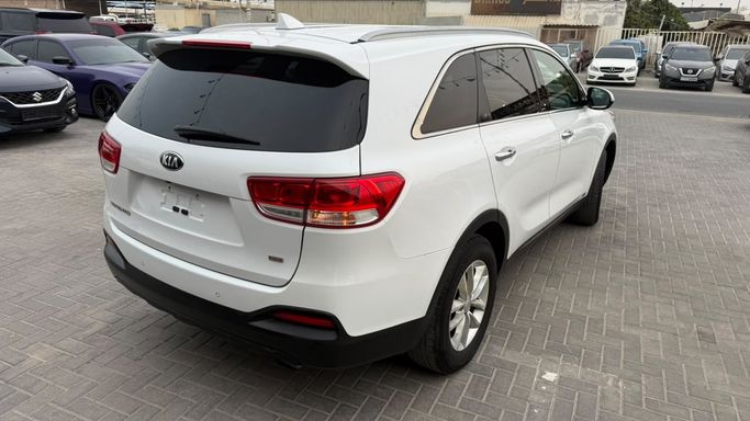 Used Kia Sorento III Prime Facelift, 2.4 l, 2018 in UAE, Ajman by SQOOR AL EMARAT, Black color. American Specs | AUTO.AE | Listing #295583 — photo 6 of 10