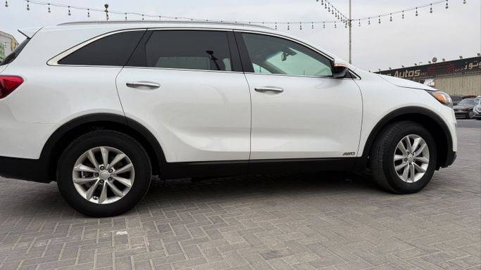Used Kia Sorento III Prime Facelift, 2.4 l, 2018 in UAE, Ajman by SQOOR AL EMARAT, Black color. American Specs | AUTO.AE | Listing #295583 — photo 8 of 10