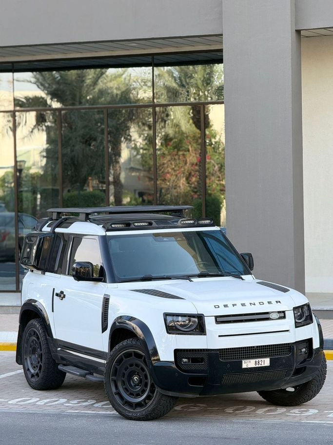Подержанный Land Rover Defender 110 II, 2.0 л, 2024 в Аджмане от DIRECT AUTO Белый цвет. Американская | AUTO.AE