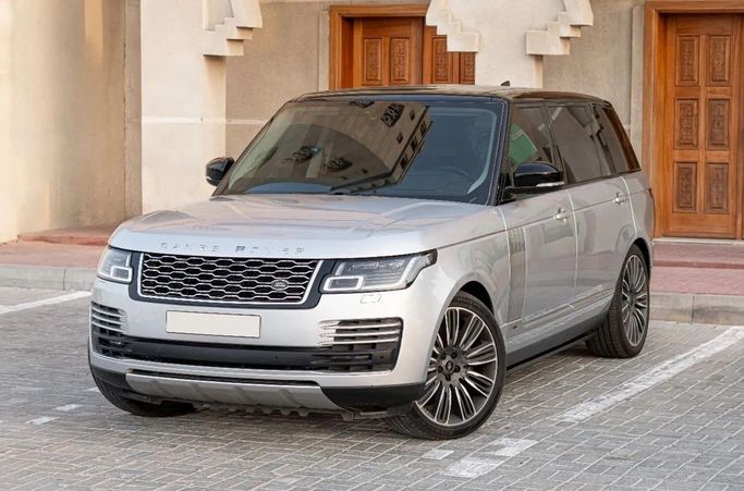 Подержанный Land Rover Range Rover P525 IV Рестайлинг, 5.0 л, 2020 в Аджмане от AMG Cars Серебристый цвет. Американская | AUTO.AE