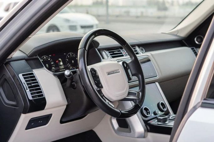Подержанный Land Rover Range Rover P525 IV Рестайлинг, 5.0 л, 2020 в Аджмане от AMG Cars Серебристый цвет. Американская | AUTO.AE