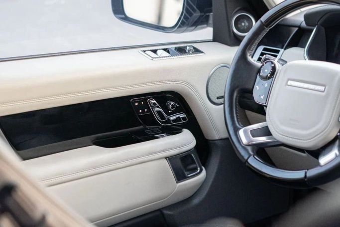 Подержанный Land Rover Range Rover P525 IV Рестайлинг, 5.0 л, 2020 в Аджмане от AMG Cars Серебристый цвет. Американская | AUTO.AE