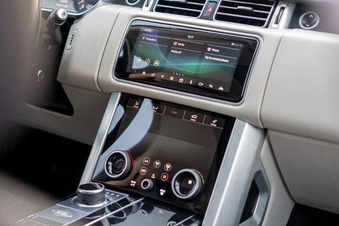 Подержанный Land Rover Range Rover P525 IV Рестайлинг, 5.0 л, 2020 в Аджмане от AMG Cars Серебристый цвет. Американская | AUTO.AE