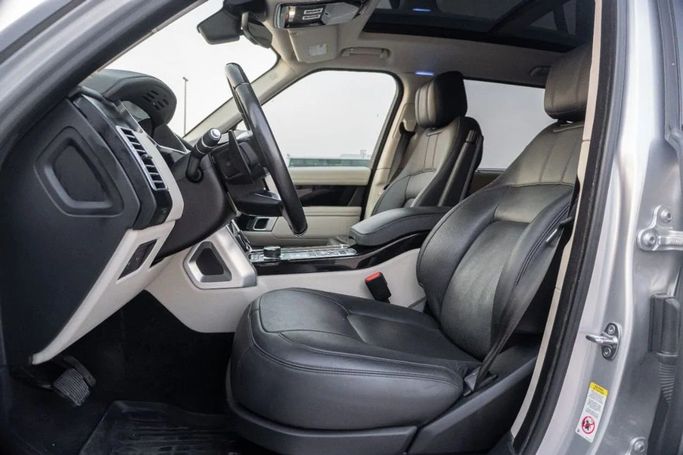 Подержанный Land Rover Range Rover P525 IV Рестайлинг, 5.0 л, 2020 в Аджмане от AMG Cars Серебристый цвет. Американская | AUTO.AE