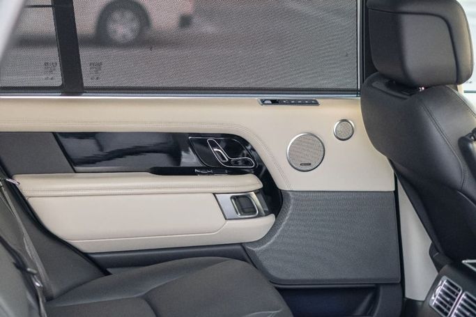 Подержанный Land Rover Range Rover P525 IV Рестайлинг, 5.0 л, 2020 в Аджмане от AMG Cars Серебристый цвет. Американская | AUTO.AE