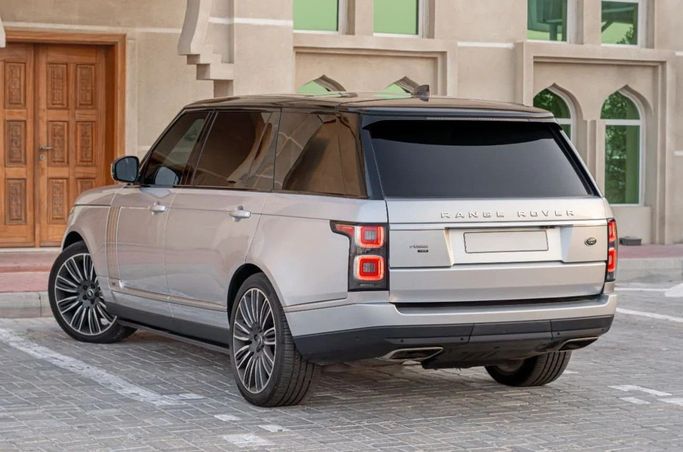 Подержанный Land Rover Range Rover P525 IV Рестайлинг, 5.0 л, 2020 в Аджмане от AMG Cars Серебристый цвет. Американская | AUTO.AE