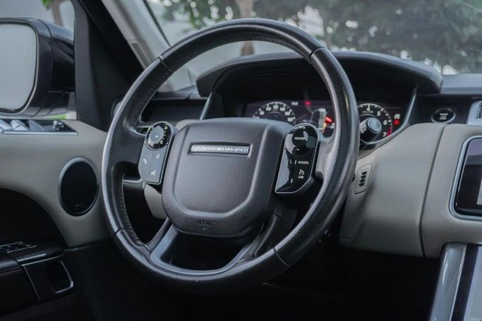 Подержанный Land Rover Range Rover P360 IV Рестайлинг, 3.0 л, 2018 в Аджмане от AMG Cars Белый цвет. Американская | AUTO.AE