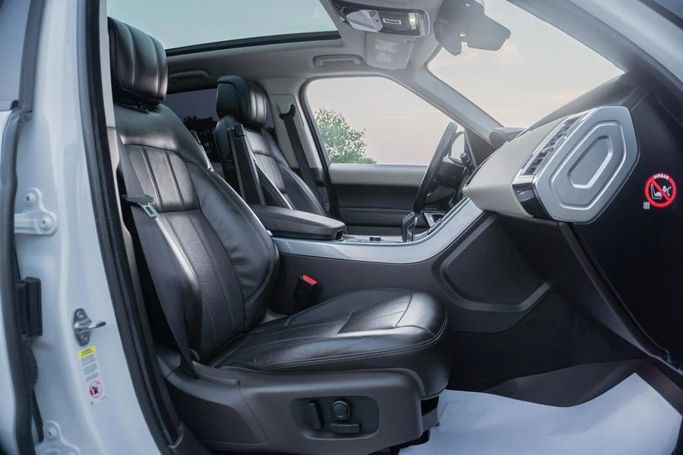 Подержанный Land Rover Range Rover P360 IV Рестайлинг, 3.0 л, 2018 в Аджмане от AMG Cars Белый цвет. Американская | AUTO.AE