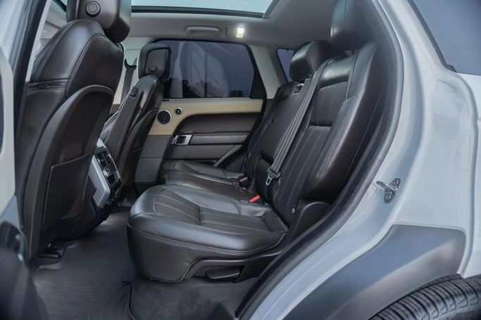 Подержанный Land Rover Range Rover P360 IV Рестайлинг, 3.0 л, 2018 в Аджмане от AMG Cars Белый цвет. Американская | AUTO.AE