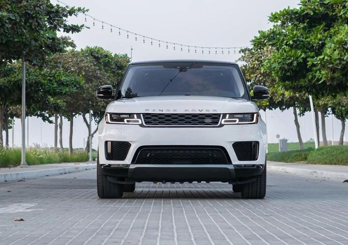 Подержанный Land Rover Range Rover P360 IV Рестайлинг, 3.0 л, 2018 в Аджмане от AMG Cars Белый цвет. Американская | AUTO.AE