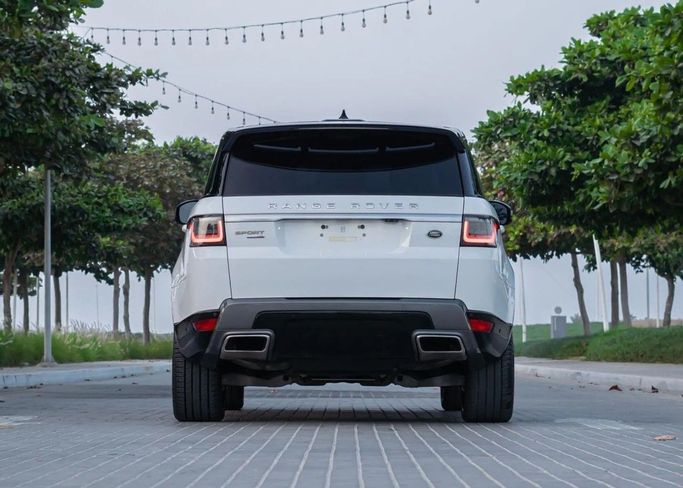 Подержанный Land Rover Range Rover P360 IV Рестайлинг, 3.0 л, 2018 в Аджмане от AMG Cars Белый цвет. Американская | AUTO.AE