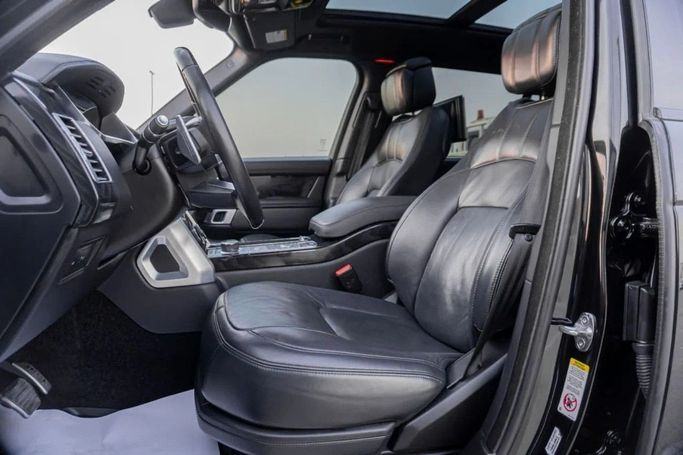 Подержанный Land Rover Range Rover P525 IV Рестайлинг, 5.0 л, 2020 в Аджмане от AMG Cars Черный цвет. Американская | AUTO.AE