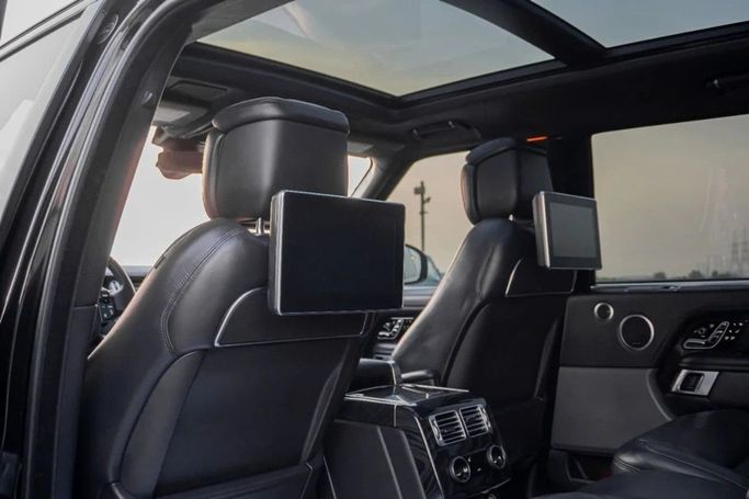 Подержанный Land Rover Range Rover P525 IV Рестайлинг, 5.0 л, 2020 в Аджмане от AMG Cars Черный цвет. Американская | AUTO.AE