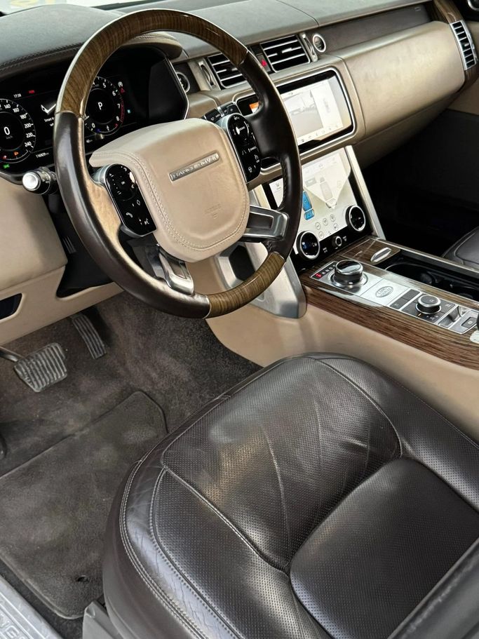Подержанный Land Rover Range Rover P340 IV Рестайлинг, 3.0 л, 2019 в Аджмане от Abu Rashid Cars  Серебристый цвет. Американская | AUTO.AE