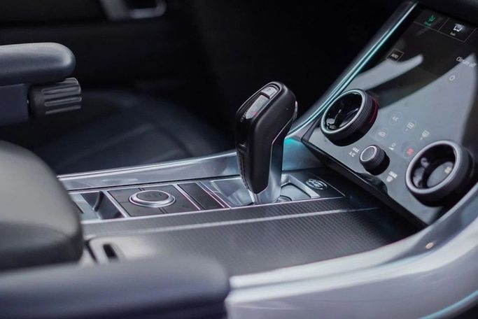 Used Land Rover Range Rover Sport P525 II Facelift, 5.0 l, 2019 in Ajman by AMG Cars, Silver color. American Specs | AUTO.AE