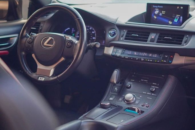 Подержанный Lexus CT 200h I Рестайлинг, 1.8 л, 2016 в Аджмане от AMG Cars Золотистый цвет. Американская | AUTO.AE