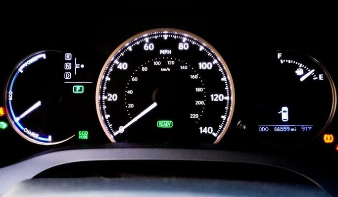 Подержанный Lexus CT 200h I Рестайлинг, 1.8 л, 2016 в Аджмане от AMG Cars Золотистый цвет. Американская | AUTO.AE