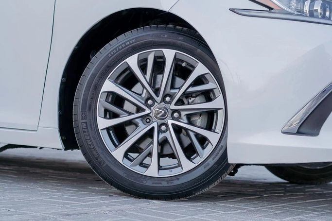 Used Lexus ES 350 VII Facelift, 3.5 l, 2022 in Ajman by AMG Cars, White color. American Specs | AUTO.AE