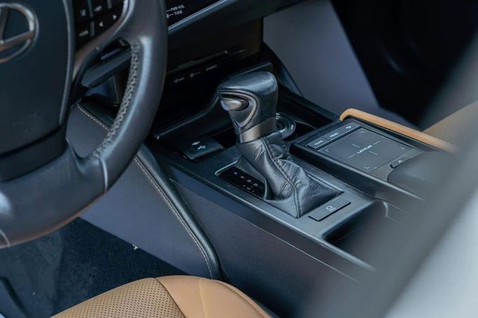 Used Lexus ES 350 VII Facelift, 3.5 l, 2022 in Ajman by AMG Cars, White color. American Specs | AUTO.AE