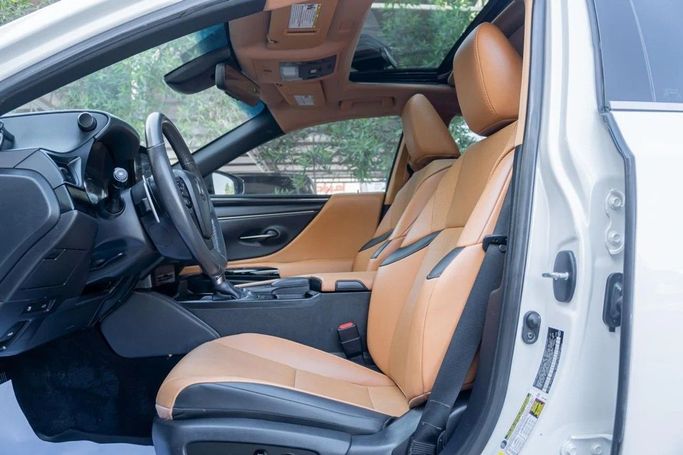 Used Lexus ES 350 VII Facelift, 3.5 l, 2022 in Ajman by AMG Cars, White color. American Specs | AUTO.AE