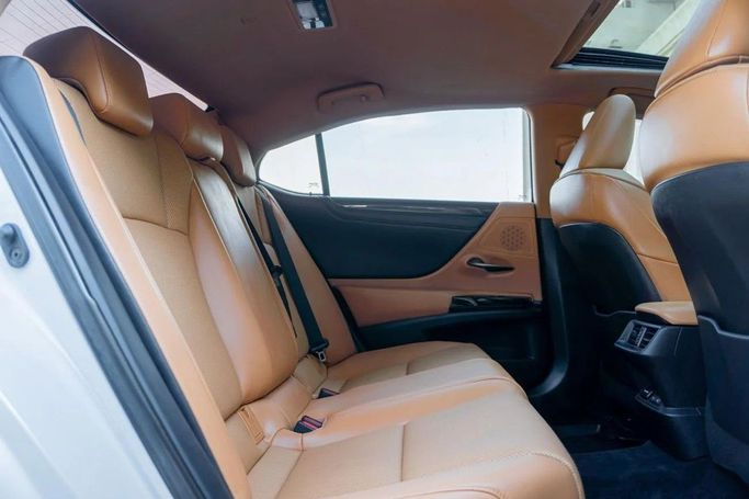 Used Lexus ES 350 VII Facelift, 3.5 l, 2022 in Ajman by AMG Cars, White color. American Specs | AUTO.AE