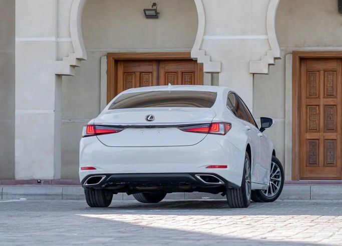 Used Lexus ES 350 VII Facelift, 3.5 l, 2022 in Ajman by AMG Cars, White color. American Specs | AUTO.AE