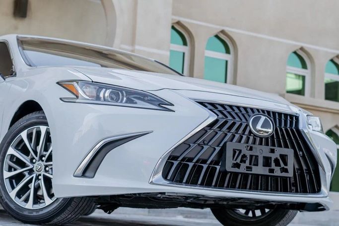 Used Lexus ES 350 VII Facelift, 3.5 l, 2022 in Ajman by AMG Cars, White color. American Specs | AUTO.AE