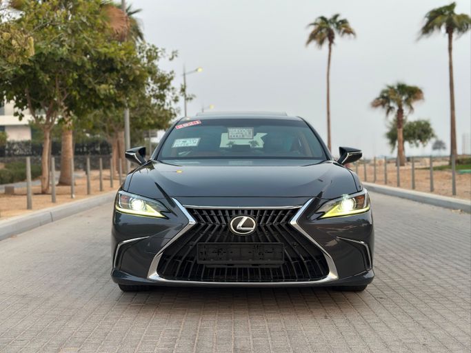 Подержанный ⁦Lexus ES 300h VII (XZ10) Рестайлинг, 2.5 л, 2023⁩ в ОАЭ, Аджман от SHEIKH MORAD USED CARS Тёмно-синий цвет. GCC | AUTO.AE | Объявление #287752