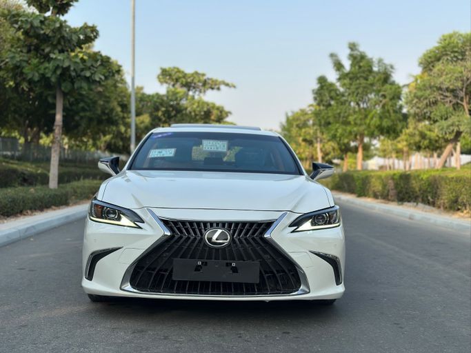 Подержанный ⁦Lexus ES 300h VII (XZ10) Рестайлинг, 2.5 л, 2023⁩ в ОАЭ, Аджман от SHEIKH MORAD USED CARS Белый цвет. GCC | AUTO.AE | Объявление #287794
