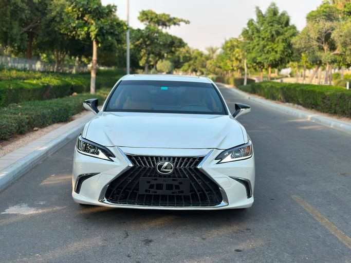 Подержанный ⁦Lexus ES 300h VII (XZ10) Рестайлинг, 2.5 л, 2025⁩ в ОАЭ, Аджман от SHEIKH MORAD USED CARS Белый цвет. GCC | AUTO.AE | Объявление #287893