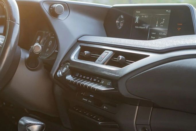 Подержанный Lexus UX 200 I, 2.0 л, 2019 в Аджмане от AMG Cars Черный цвет. Американская | AUTO.AE