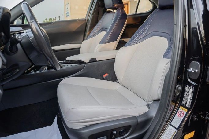 Подержанный Lexus UX 200 I, 2.0 л, 2019 в Аджмане от AMG Cars Черный цвет. Американская | AUTO.AE