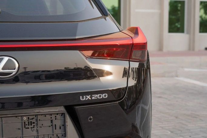 Подержанный Lexus UX 200 I, 2.0 л, 2019 в Аджмане от AMG Cars Черный цвет. Американская | AUTO.AE