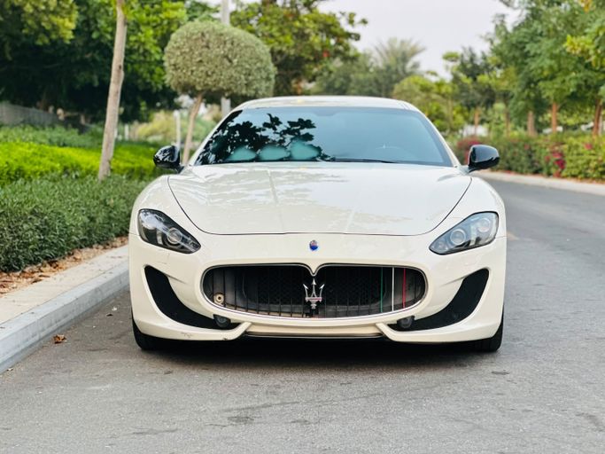 مستعملة ⁦Maserati GranTurismo I، 4.7 l، 2014⁩ في في الإمارات, عجمان من DEAL CARS، اللون أبيض. مواصفات الخليج | AUTO.AE | إعلان #288151